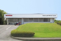 
	「VFR750R」の再生を担う、「モーターサイクルリフレッシュセンター」の外観。ここで、たったひとりの熟練メカニックが名車のレストアに臨む。
	