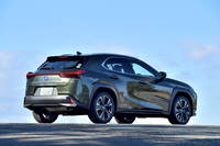 ボディーサイズは全長×全幅×全高＝4495×1840×1540mm。サイドもリアも、ボディーのいたるところに複雑なプレスラインが設けられている。