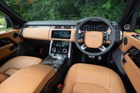 インテリアはグレー×キャメルブラウンのフルレザー仕立て。Meridianのオーディオシステムも付いている。