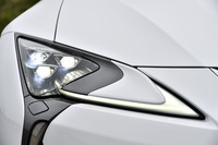 小型の3眼フルLEDヘッドランプを採用。小型化は低フード化にも寄与している。