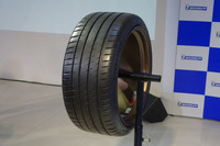 「パイロットスポーツ4 S」。向かって左端にはウエットグリップ用の斜めのトレッドが、右にはドライグリップ用の水平なトレッドが刻まれている。