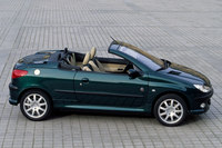 「プジョー206CC」は、Bセグメントコンパクト「206」に設定された4座のオープントップモデルである。