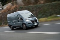 パワーユニットは最高出力180PS、最大トルク450N・mの2.2リッターディーゼルターボエンジン。変速機は9段ATだ。