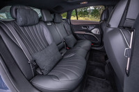 「EQS」のホイールベースは3210mmで、これは「Sクラス」のロングホイールベース版とほぼ同じ。リアシートの足元には十分な余裕がある。後席の乗車定員は3人。