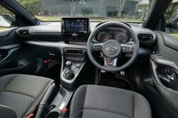 内装色はブラックのみの設定で、ダッシュボードの造形はノーマルの「ヤリス」と変わらず。「GR」エンブレム付きの本革巻きステアリングホイールを装備する。