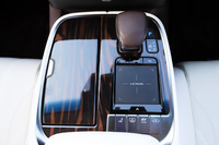 センターコンソールにはシフトセレクターやインフォテインメントシステムの操作パネルのほかに、EVモードの選択スイッチや車高調整機構の操作スイッチなどが備わる。