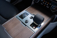 シフトセレクターは従来型のダイヤル式からノブ式に変更。ドライブモードセレクターはダイヤル式（「AUTO」選択時は写真のとおり引っ込んでいる）で、ローレンジの選択やヒルディセントコントロールの操作は、その下のタッチ式スイッチで行う。