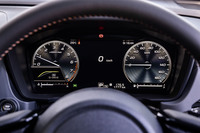 純エンジン車のベースグレード「スポーツ」以外の全車に12.3インチのフル液晶メーターが標準で搭載される。左下に、エンジンレスポンスを変化させる走行制御システム「SI-DRIVE」の表示画面を配置している。