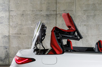 ソフトトップはZ字型に折りたたまれ、キャビン後方に収納される。