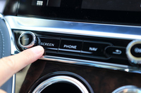 3面が回転して切り替え表示される「Bentleyローディングディスプレイ」と呼ばれるセンターコンソールパネルをオプションで装備する。