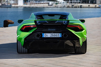 リアまわりは垂直なリアウィンドウに、専用形状のエンジンフードとバンパー、固定式のリアウイングと、デザインが刷新されている。