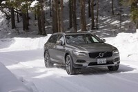 最低地上高は210mm。雪のわだちが残るような路面でも安心感が高い。