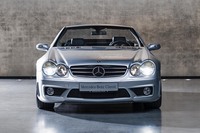 新採用のルーフもさることながら、5代目「SL」は4灯式のヘッドランプも印象的だった。