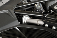 サスペンションは前後ともダブルウイッシュボーン。レーシングカー然としたプッシュロッド方式を採用する。