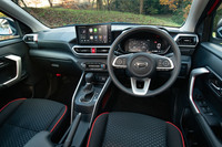 各部に赤やシルバーのアクセントが施された内装の意匠は「プレミアム」「G」「X」の3グレードで共通。ドアアームレストやステアリングホイールの表皮、収納の充実度などで差異化されている。