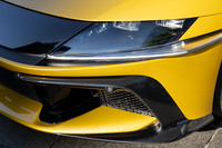 ノーズからヘッドランプにかけてのデザインは、往年の名車「365GTB/4（通称：デイトナ）」をほうふつとさせる。