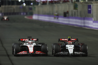 ハースのケビン・マグヌッセン（写真左）と入賞をかけて激しく争ったアルファタウリの角田裕毅（同右）は、2戦連続で11位、今回も惜しくもポイントを逃した。予選ではQ2突破目前にして僅差で敗れ16位。レースでは18周目のセーフティーカーのタイミングをうまく捉えて8位となり、今季初入賞に期待がかかったが、残り4周となった時点でマグヌッセンにオーバーテイクを許してしまった。この週末、チーム代表のフランツ・トストが「うちのエンジニアたちは信用できない」と発言し周囲を驚かせたアルファタウリ。今季型「AT04」はダウンフォース不足が指摘されているが、角田は「次のオーストラリアGPで投入するアップデートをもって、より強くなって戻ってくる」と前向きな発言で中東を後にした。チームメイトで新人のニック・デ・ブリースは、未経験のコースというハンディに加え、3回目のプラクティスで急きょパワーユニットを交換したことにより走行時間が十分ではなく、予選で18位。レースでは14位完走。（Photo=Getty Images / Red Bull Content Pool）