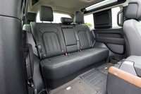 乗車姿勢の窮屈さから、長時間の乗車には向かない後席だが、オプションでリアエアコンやUSB電源などといった快適装備も用意されている。