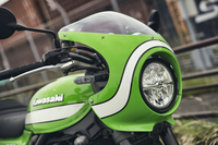 
	「Z900RSカフェ」と「Z900RS」を差別化する象徴的なアイテムが、写真のビキニカウル。グリーンにホワイトのラインを添えるカラーリングは、カワサキがレースの場で用いてきた伝統的なもの。
	