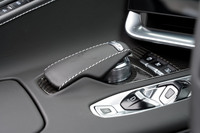 4種類のドライブモードは、センターコンソールに配置されたパッドの下のダイヤル式コントローラーで操作する。