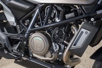 エンジンは693ccのビッグシングル。シングルカムながら75PSの最高出力を発生する。