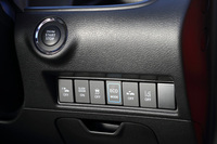 ダッシュボードの右端に設置されたスライドドアや安全装備などの操作スイッチ。燃料消費を抑制する「エコモード」のオン／オフスイッチもここに備わる。