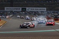 GT500クラスのスタートシーン。レースは予選からホンダ勢が活躍を見せ、決勝では5位までを独占することとなった。