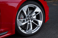 タイヤサイズは前後同径の275/30R20。デザインの異なる2種類のアルミホイールが用意されている。