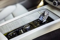 左右の座席間には、クリスタル製のシフトノブや走行モードのセレクターなどが整然と並ぶ。