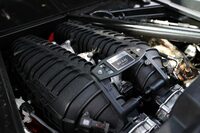 フラットプレーンクランクシャフトの5.5リッターV8 DOHCエンジン「LT6」。この素晴らしいエンジンを組み立てた証しとして、マイケル・マクナリー氏のサインが入ったプレートが貼られていた。