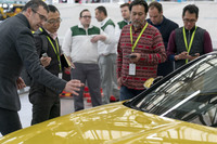 クルーの本社工場では「バカラル」を前に、インテリアデザインの責任者ダレン・デイ氏（写真左）が特徴を解説してくれた。内装には5000年以上前の倒木から採取したという木材や、高級スーツと同レベルのウール地などを惜しみなく用いたとベントレーはアピールしている。