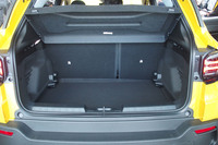 荷室容量は355リッター。リアバンパー付近に足を入れるとトランクゲートが開く「ハンズフリーパワーリフトゲート」を標準で装備している。