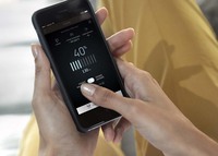 プラグインハイブリッドモデル「E-TENSE」では、スマートフォンのアプリを使ったリモートチャージングや空調のプリコンディショニングができる。