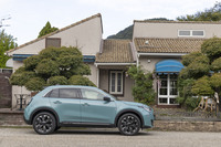 ボディーの全長は「500e」より570mmも長い。サイドから眺めるとタイヤの大きさが際立っている。