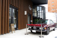 そういえば、カフェ＆ギャラリースペース「ポディウム」の展示車両がBMWに代わっていた。これは「3200CSi」かな？　車名を確認しそびれてしまった。