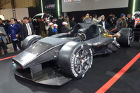 こちらがランニングシャシーの「テストカー」。むき出しのカーボンがただならぬ雰囲気を醸し出す。