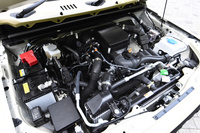 新型「ジムニー」のR06A型エンジン。従来のK6A型に比べ、ロングストロークな設計となっている。