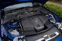 3リッター直6のM256M型エンジンはターボと電動スーパーチャージャー、さらにマイルドハイブリッド機構を搭載。最高出力449PS、最大トルク560N・m（スクランブルブースト時は600N・m）を発生する。