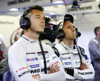 ポルシェ陣営のドライバー2人が、モニターを通してレースを見守る。写真左は1号車のA.ロッテラーで、右は2号車のT.ベルンハルト。