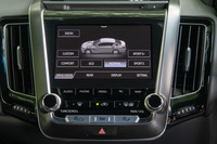 走行特性の切り替えが可能なドライブモードセレクトの操作画面。RS仕様には、パワートレインやシャシー、空調の制御の組み合わせを自由に選択できる、「CUSTOM」モードも備えられている。