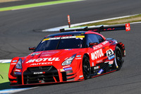 松田次生／ロニー・クインタレッリ組のNo.23 MOTUL AUTECH GT-Rは、接触のトラブルをものともせず、後続を引き離しトップでゴールした。