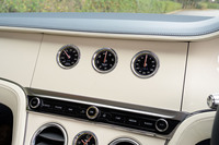 試乗車に装備されていた、オプションの「ベントレーローテーティングディスプレイ」。横倒しにした三角柱の形をしており、システムオフの状態では化粧パネルが、システムを起動すると、回転してセンターディスプレイや3連メーター（写真）が表に出てくる。