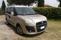 フィリッポさんの工房前で。彼の「ドブロ」は2010年に購入したものだが、幸い今もって現行モデルである。