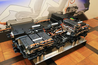 フロア下からリアシート後方にかけて搭載されるIPU。バッテリーやDC-DCコンバーター、バッテリー制御用ECUをセットにしたもので、高エネルギー化と省スペース化を両立するため、冷却機構には下部のウオータージャケットで各部を冷却する底面水冷方式を採用している。