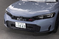 マイナーチェンジでグリルの形状が変わった。「RS」はそのうえでロアグリルとヘッドライトガーニッシュをブラック仕上げとしている。