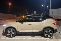 「EX40」のボディーサイズは全長×全幅×全高＝4440×1875×1650mmで、同じBEVの「EX30」に対して205mm長く、40mm幅が広く、100mm高い。ボディー左側のフロントフェンダーに普通充電用ポート、リアフェンダーに急速充電用のポートが配置されている。