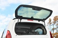 リアゲートはガラス部分のみでも開閉できる。ゲート自体が大型なので狭所で役立つ機能だ。