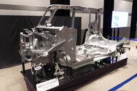 「軽くて安全な車体」の解説エリアに展示された、現行「スペーシア」のカットボディー。スズキでは車両の軽量化を統括する技術本部長のもと、各開発部門が協力。総力を挙げて重量軽減に取り組むという。