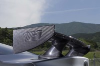 「RC F“パフォーマンスパッケージ”」のトランクリッドに装着される、大きな固定式リアウイング。他グレードの格納式ウイングに比べ、空気抵抗は2％低減される。