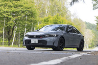 2024年9月のマイナーチェンジに合わせて登場した「ホンダ・シビックRS」。車両本体価格419万8700円は「e：HEV」も含めた全5グレードで上から2番目に高い（「タイプR」は除く）。